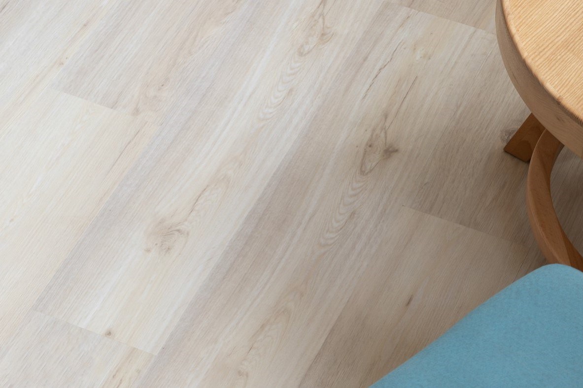 Кварцвиниловая плитка Vinilam замковая Click Дуб Реген 44650 1220×181×3,7 фото в интерьере