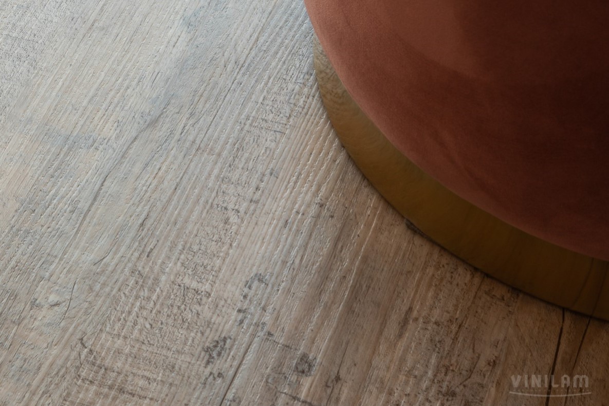 Кварцвиниловая плитка Vinilam замковая Click Дуб Росток 66777 1220×181×3,7 фото в интерьере
