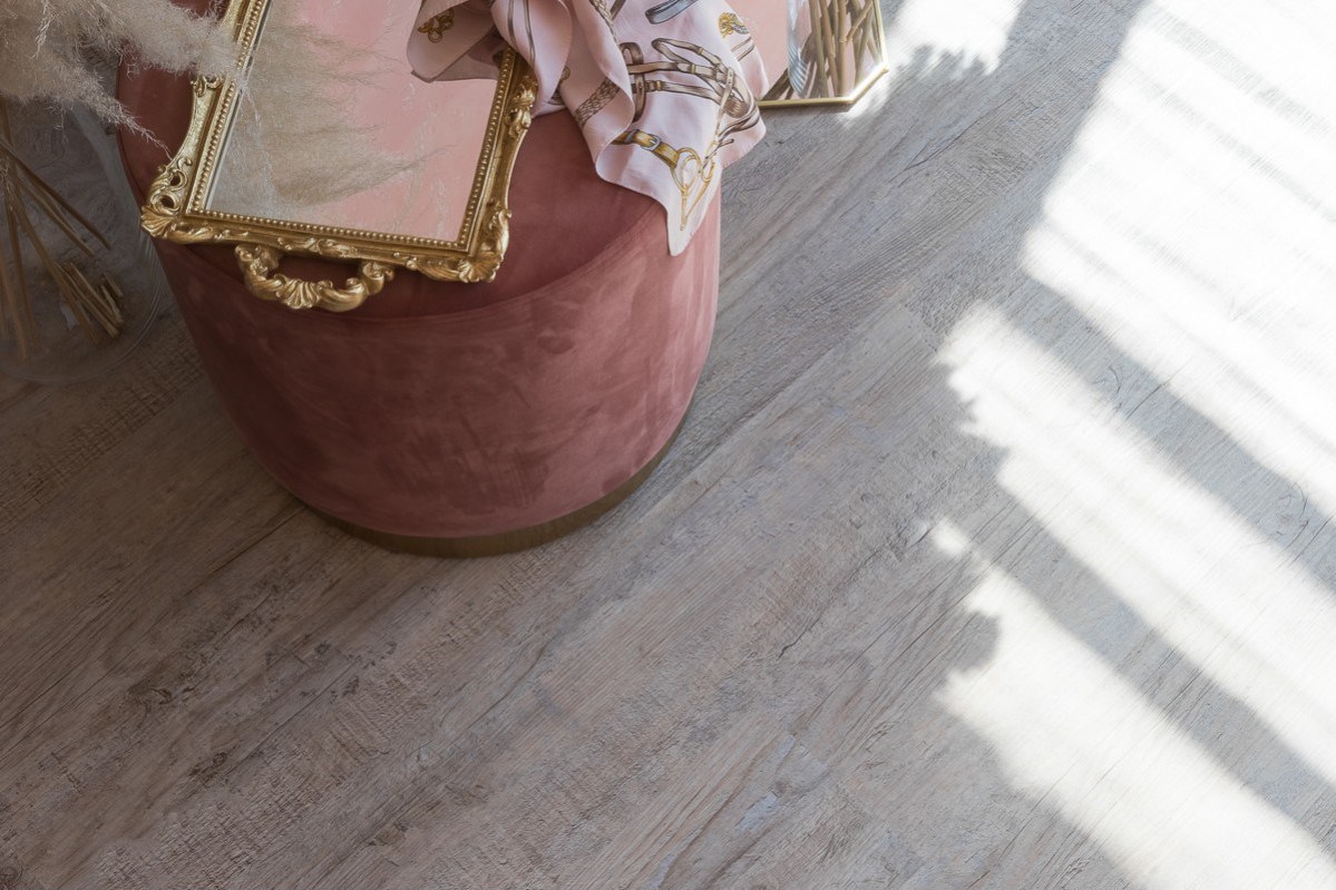 Кварцвиниловая плитка Vinilam замковая Click Дуб Росток 66777 1220×181×3,7 фото в интерьере