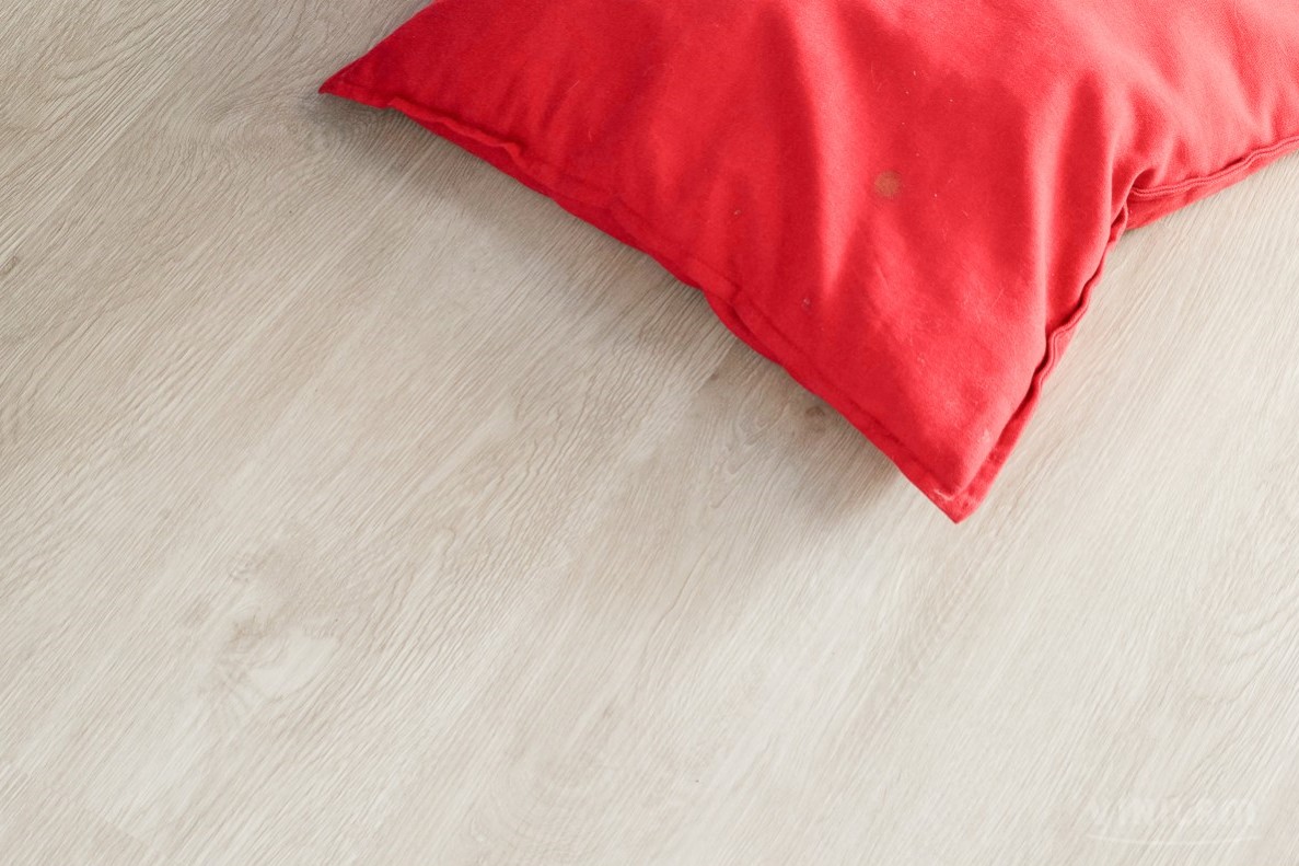 Кварцвиниловая плитка Vinilam замковая Click Дуб Штур 8855 1220×181×3,7 фото в интерьере