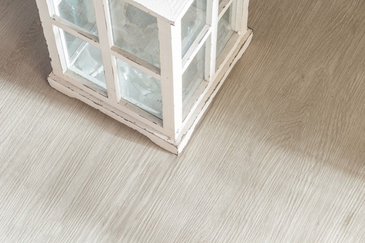 Кварцвиниловая плитка Vinilam замковая Click Дуб Штур 8855 1220×181×3,7 фото в интерьере