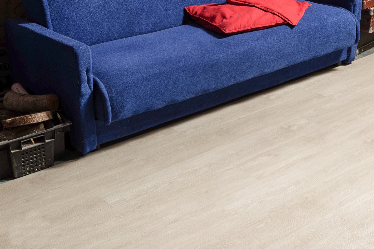 Кварцвиниловая плитка Vinilam замковая Click Дуб Штур 8855 1220×181×3,7 фото в интерьере