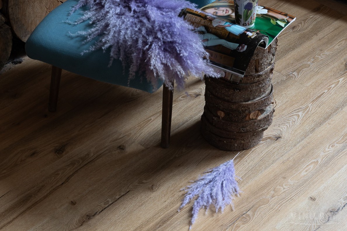 Кварцвиниловая плитка Vinilam замковая Click Дуб Марбург 18222-EIR 1220×181×3,7 фото в интерьере