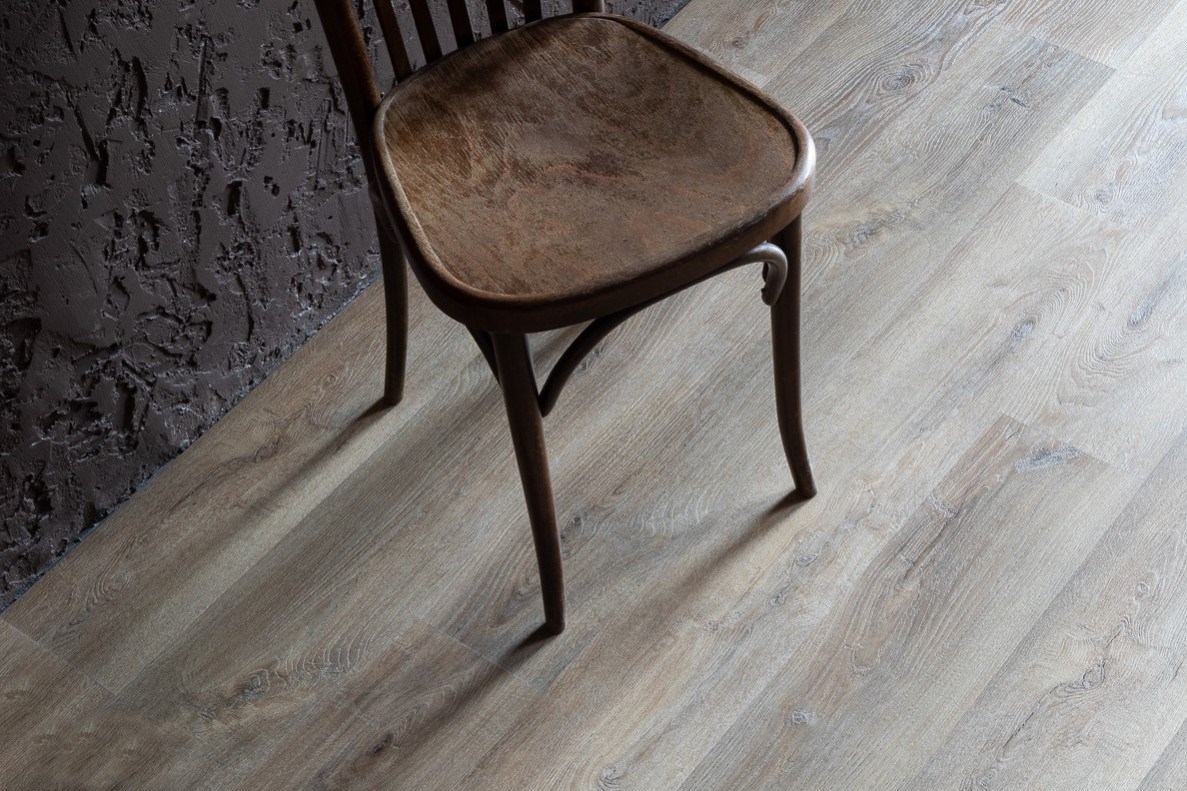 Кварцвиниловая плитка Vinilam замковая Click Дуб Амберг 15783-EIR 1220×181×3,7 фото в интерьере