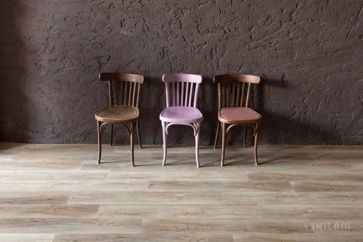 Кварцвиниловая плитка Vinilam замковая Click Дуб Амберг 15783-EIR 1220×181×3,7 фото в интерьере