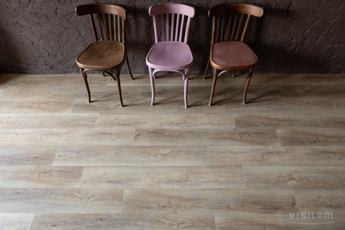 Кварцвиниловая плитка Vinilam замковая Click Дуб Амберг 15783-EIR 1220×181×3,7 фото в интерьере