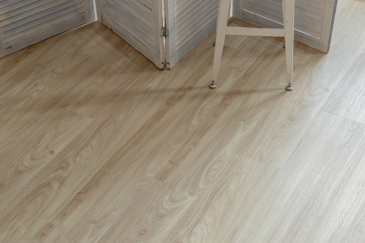 Кварцвиниловая плитка Vinilam клеевая Glue Дуб Килль 81306 1228×188×2,5 фото в интерьере