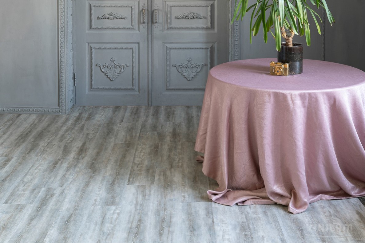 Кварцвиниловая плитка Vinilam клеевая Glue Дуб Байер 511001 1228×188×2,5 фото в интерьере