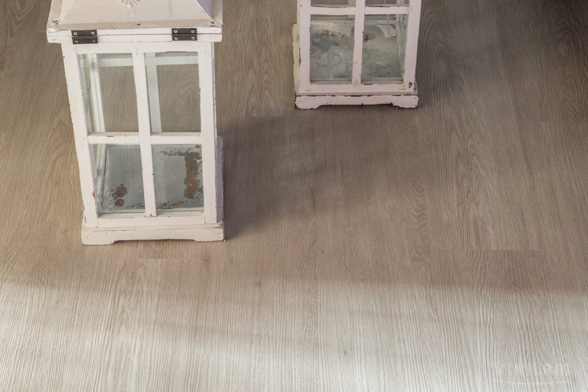 Кварцвиниловая плитка Vinilam клеевая Glue Дуб Штур 8855 1228×188×2,5 фото в интерьере