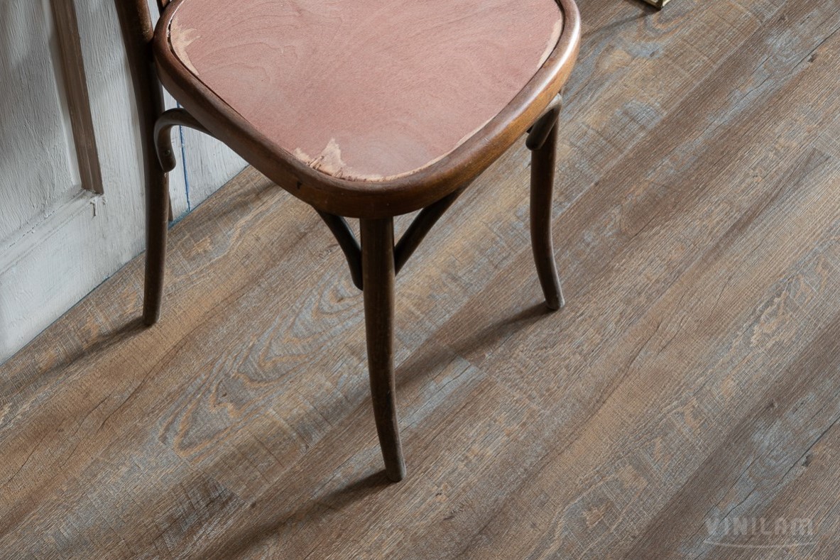 Кварцвиниловая плитка Vinilam клеевая Glue Дуб Майнц 81137 1228×188×2,5 фото в интерьере