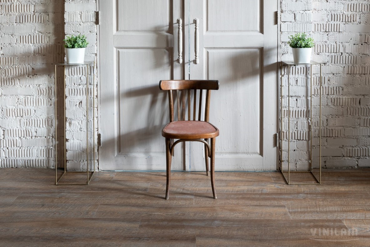 Кварцвиниловая плитка Vinilam клеевая Glue Дуб Майнц 81137 1228×188×2,5 фото в интерьере