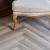 Кварцвиниловый SPC ламинат Vinilam Parquet Herringbone Паркет Эрмитаж IS11122 венгерская елка 720×120×6,5 фото в интерьере