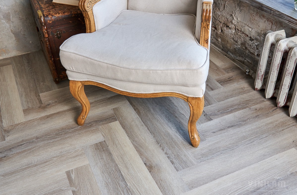 Кварцвиниловый SPC ламинат Vinilam Parquet Herringbone Паркет Эрмитаж IS11122 венгерская елка 720×120×6,5 фото в интерьере