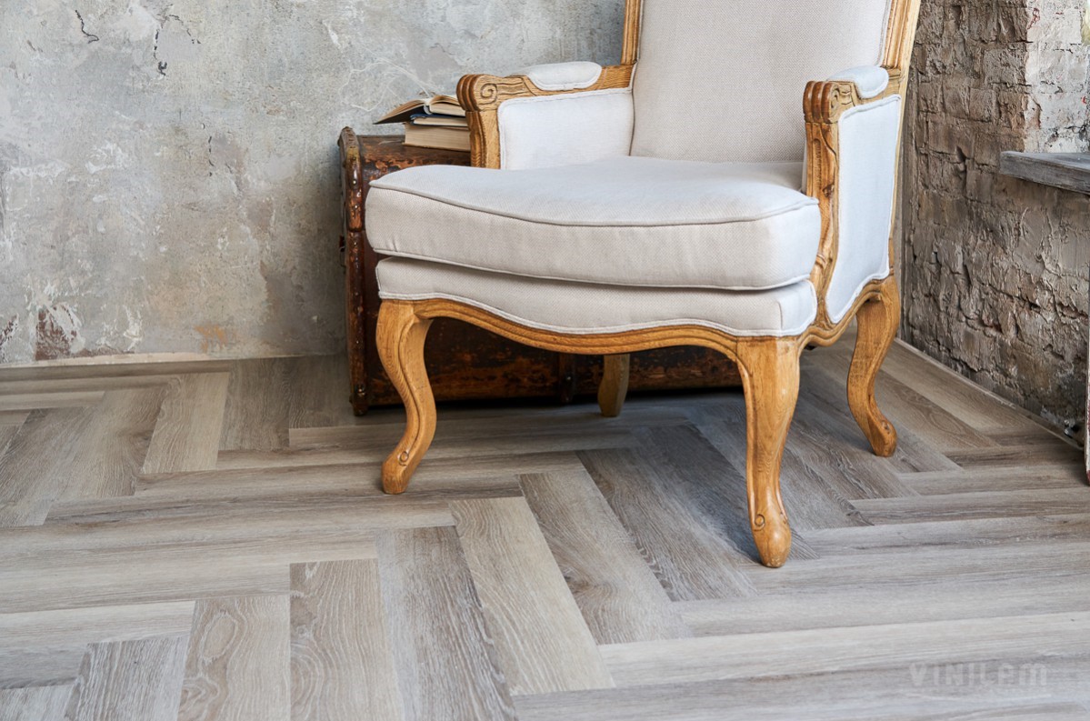Кварцвиниловый SPC ламинат Vinilam Parquet Herringbone Паркет Эрмитаж IS11122 венгерская елка 720×120×6,5 фото в интерьере