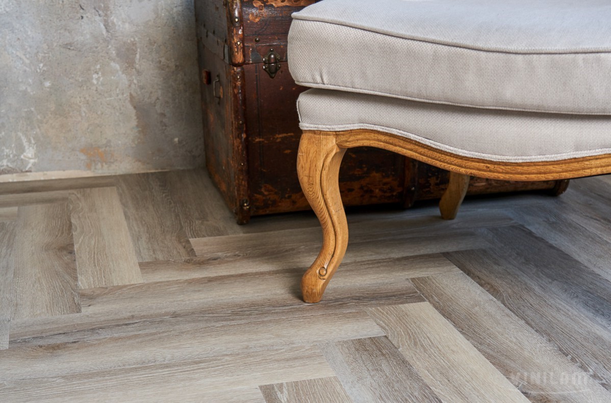 Кварцвиниловый SPC ламинат Vinilam Parquet Herringbone Паркет Эрмитаж IS11122 венгерская елка 720×120×6,5 фото в интерьере