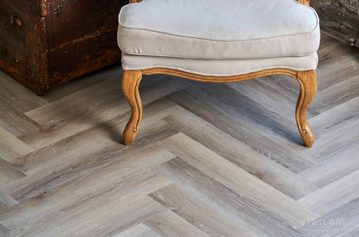Кварцвиниловый SPC ламинат Vinilam Parquet Herringbone Паркет Эрмитаж IS11122 венгерская елка 720×120×6,5 фото в интерьере