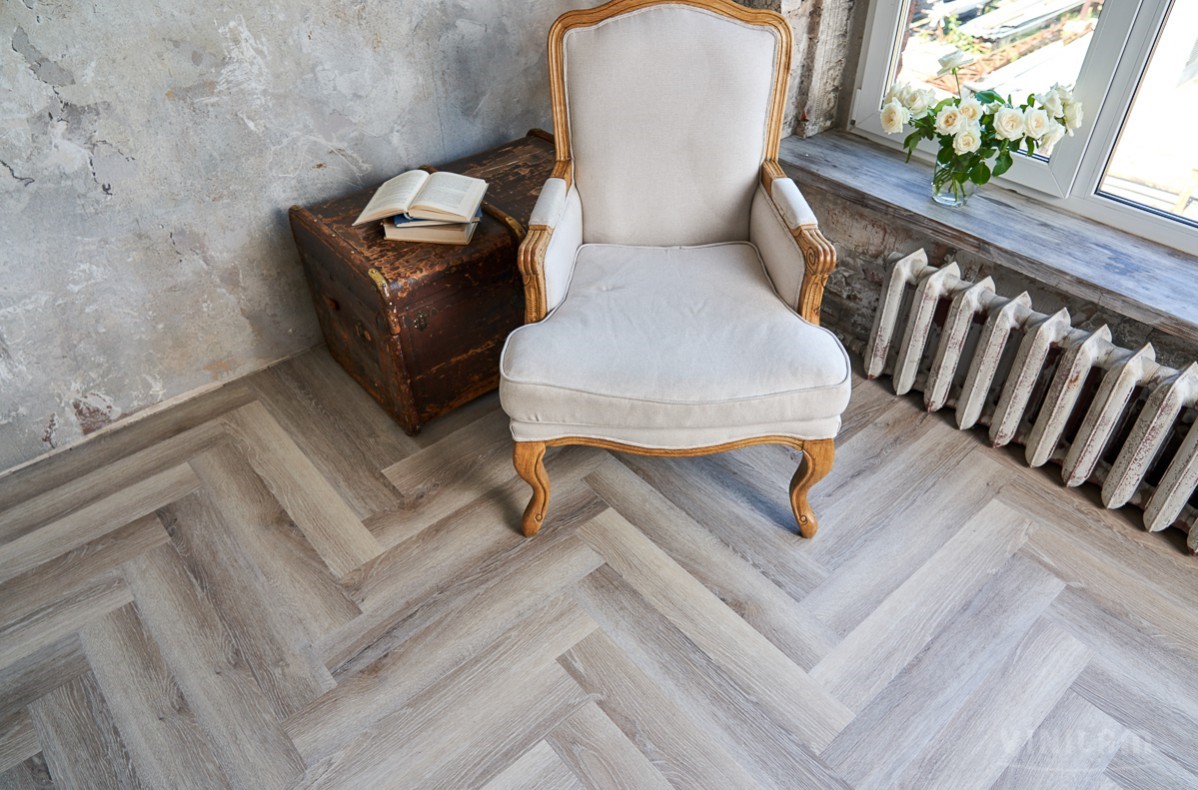 Кварцвиниловый SPC ламинат Vinilam Parquet Herringbone Паркет Эрмитаж IS11122 венгерская елка 720×120×6,5 фото в интерьере