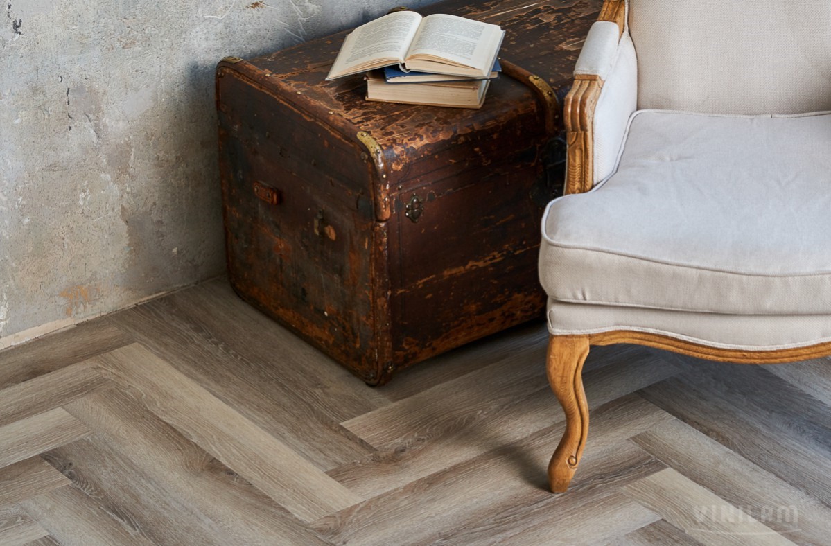 Кварцвиниловый SPC ламинат Vinilam Parquet Herringbone Паркет Эрмитаж IS11122 венгерская елка 720×120×6,5 фото в интерьере
