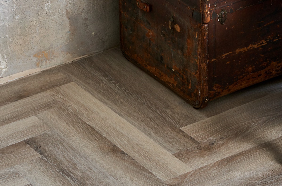 Кварцвиниловый SPC ламинат Vinilam Parquet Herringbone Паркет Эрмитаж IS11122 венгерская елка 720×120×6,5 фото в интерьере