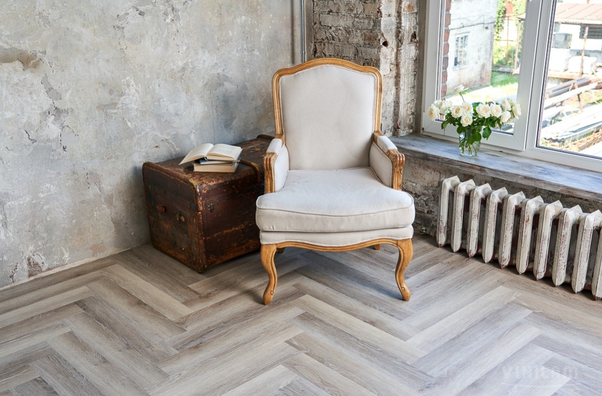 Кварцвиниловый SPC ламинат Vinilam Parquet Herringbone Паркет Эрмитаж IS11122 венгерская елка 720×120×6,5 фото в интерьере