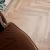 Кварцвиниловый SPC ламинат Vinilam Parquet Herringbone Паркет Северный IS11133 венгерская елка 720×120×6,5 фото в интерьере