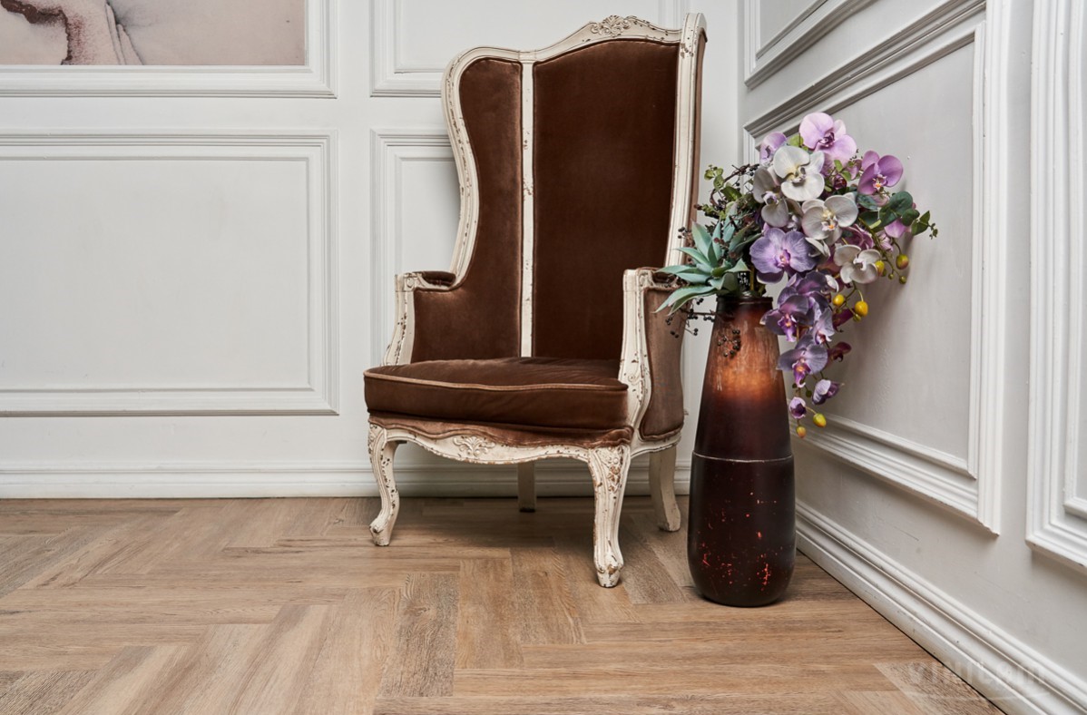 Кварцвиниловый SPC ламинат Vinilam Parquet Herringbone Паркет Северный IS11133 венгерская елка 720×120×6,5 фото в интерьере