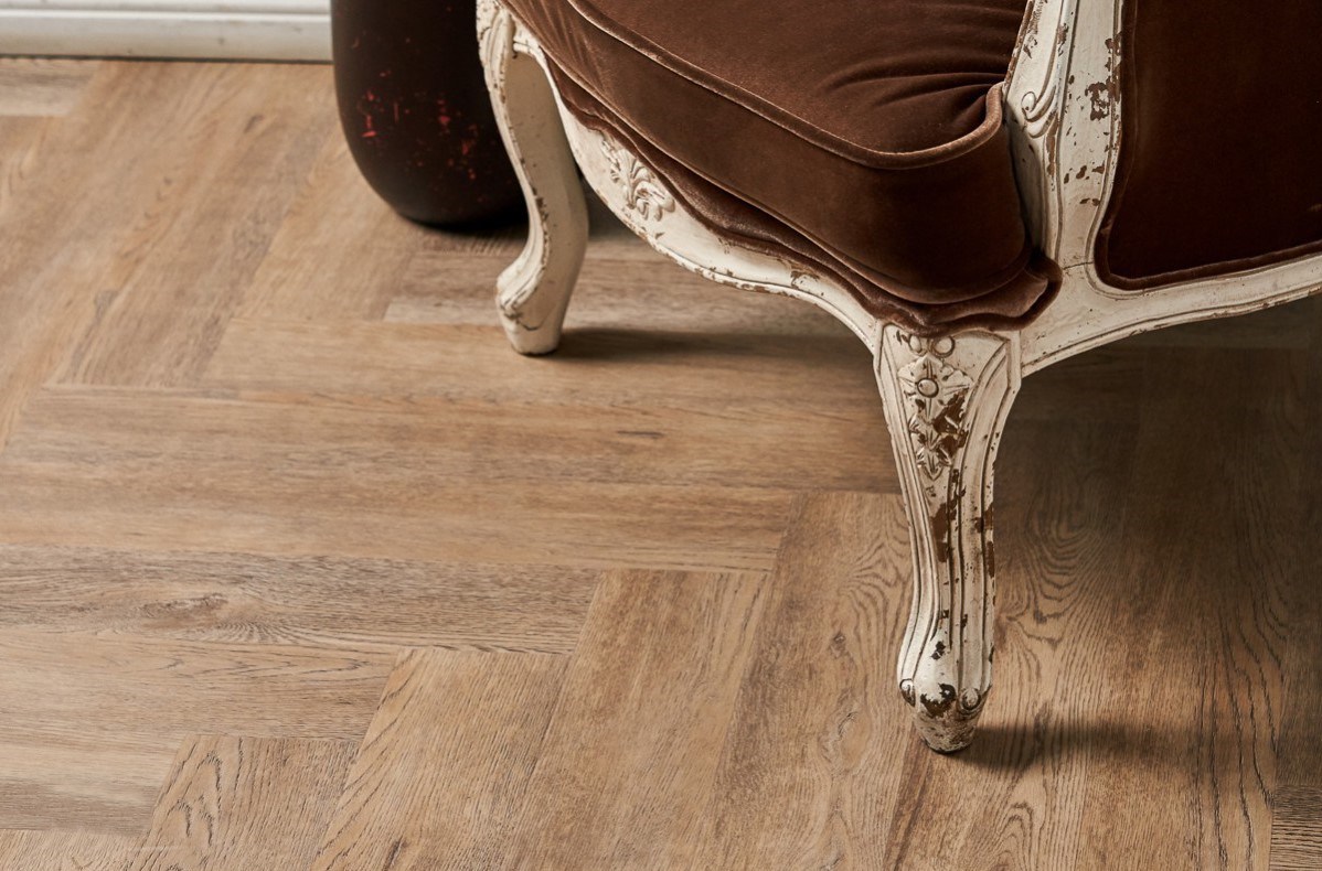 Кварцвиниловый SPC ламинат Vinilam Parquet Herringbone Паркет Северный IS11133 венгерская елка 720×120×6,5 фото в интерьере