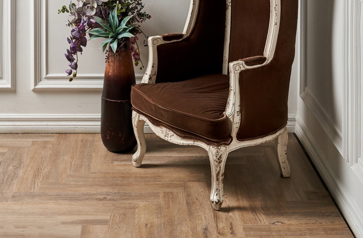 Кварцвиниловый SPC ламинат Vinilam Parquet Herringbone Паркет Северный IS11133 венгерская елка 720×120×6,5 фото в интерьере
