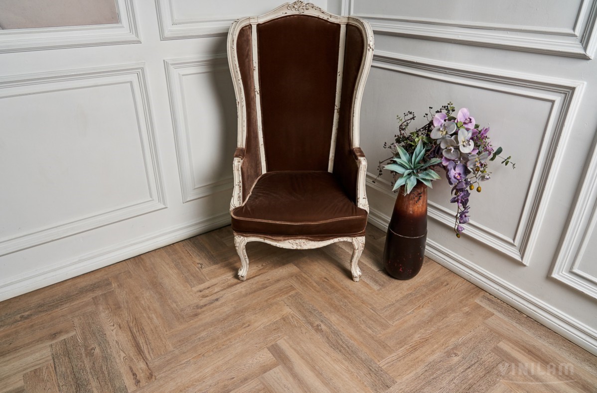 Кварцвиниловый SPC ламинат Vinilam Parquet Herringbone Паркет Северный IS11133 венгерская елка 720×120×6,5 фото в интерьере