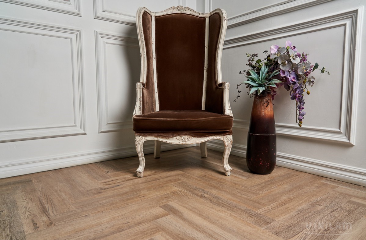 Кварцвиниловый SPC ламинат Vinilam Parquet Herringbone Паркет Северный IS11133 венгерская елка 720×120×6,5 фото в интерьере