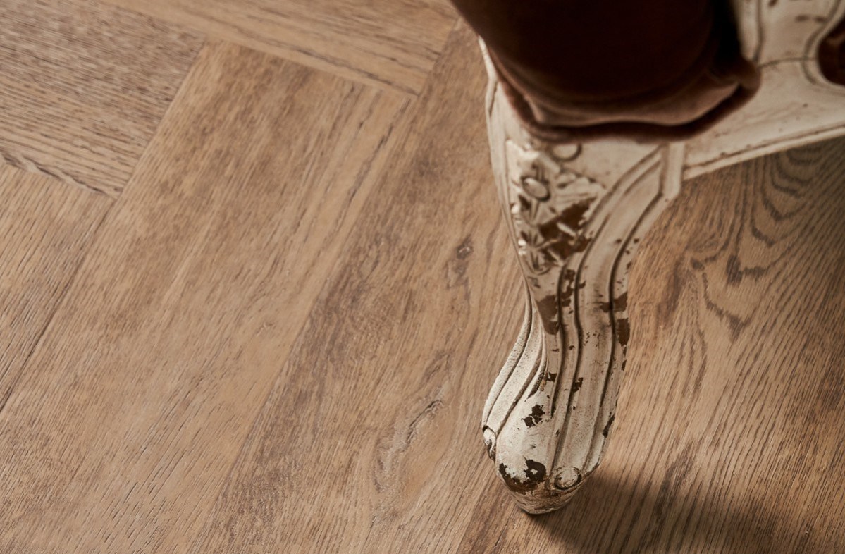 Кварцвиниловый SPC ламинат Vinilam Parquet Herringbone Паркет Северный IS11133 венгерская елка 720×120×6,5 фото в интерьере