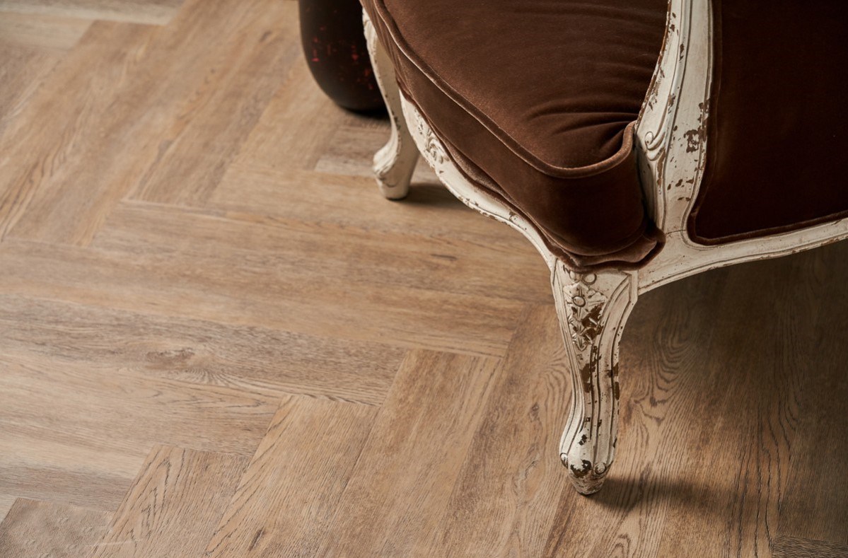 Кварцвиниловый SPC ламинат Vinilam Parquet Herringbone Паркет Северный IS11133 венгерская елка 720×120×6,5 фото в интерьере