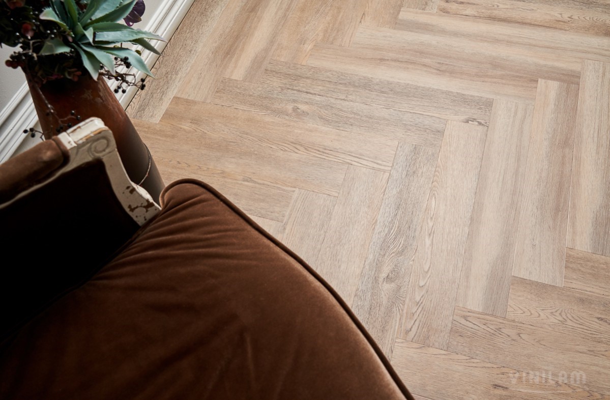 Кварцвиниловый SPC ламинат Vinilam Parquet Herringbone Паркет Северный IS11133 венгерская елка 720×120×6,5 фото в интерьере