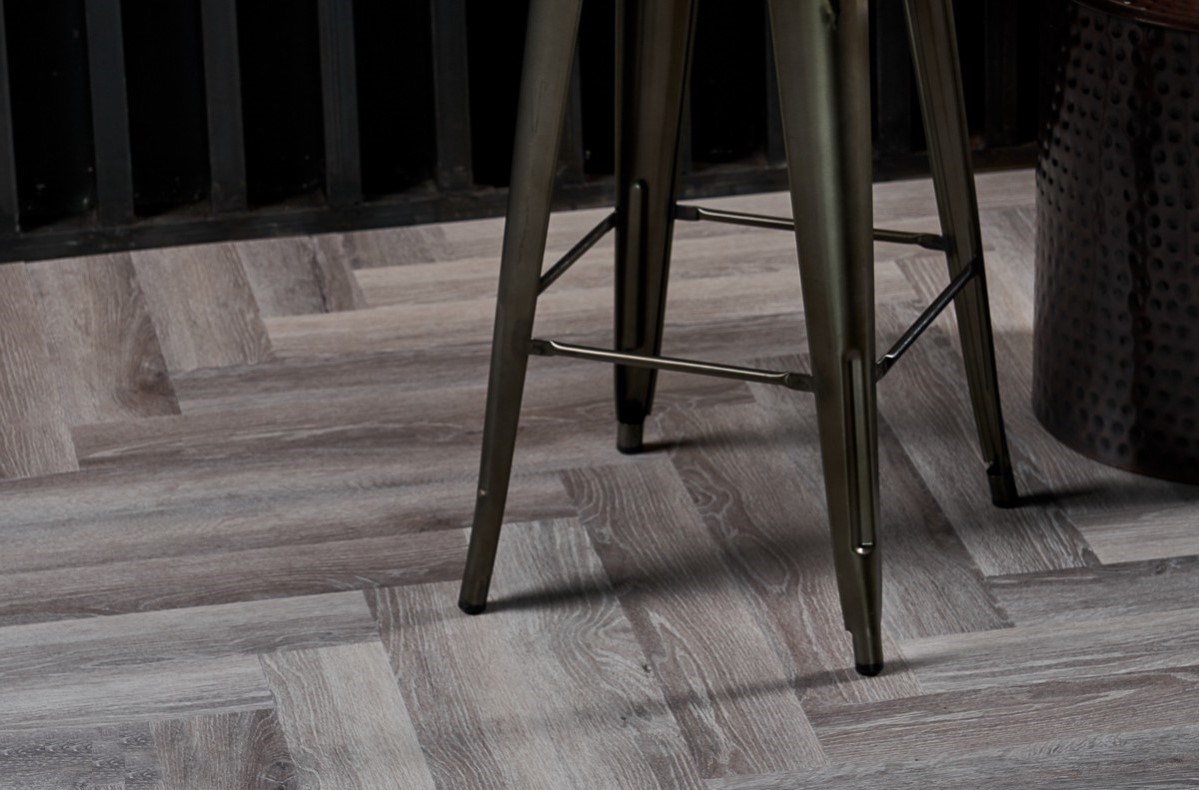 Кварцвиниловый SPC ламинат Vinilam Parquet Herringbone Паркет Микеланджело IS11144 венгерская елка 720×120×6,5 фото в интерьере