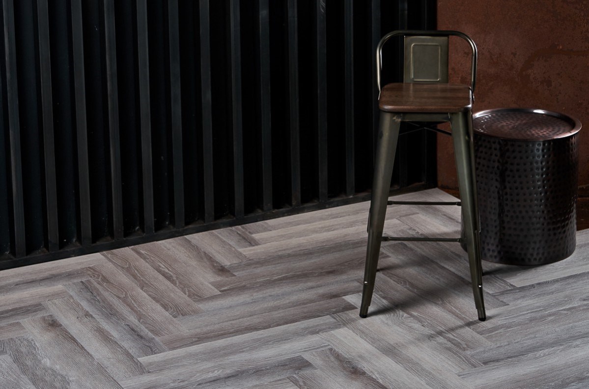 Кварцвиниловый SPC ламинат Vinilam Parquet Herringbone Паркет Микеланджело IS11144 венгерская елка 720×120×6,5 фото в интерьере