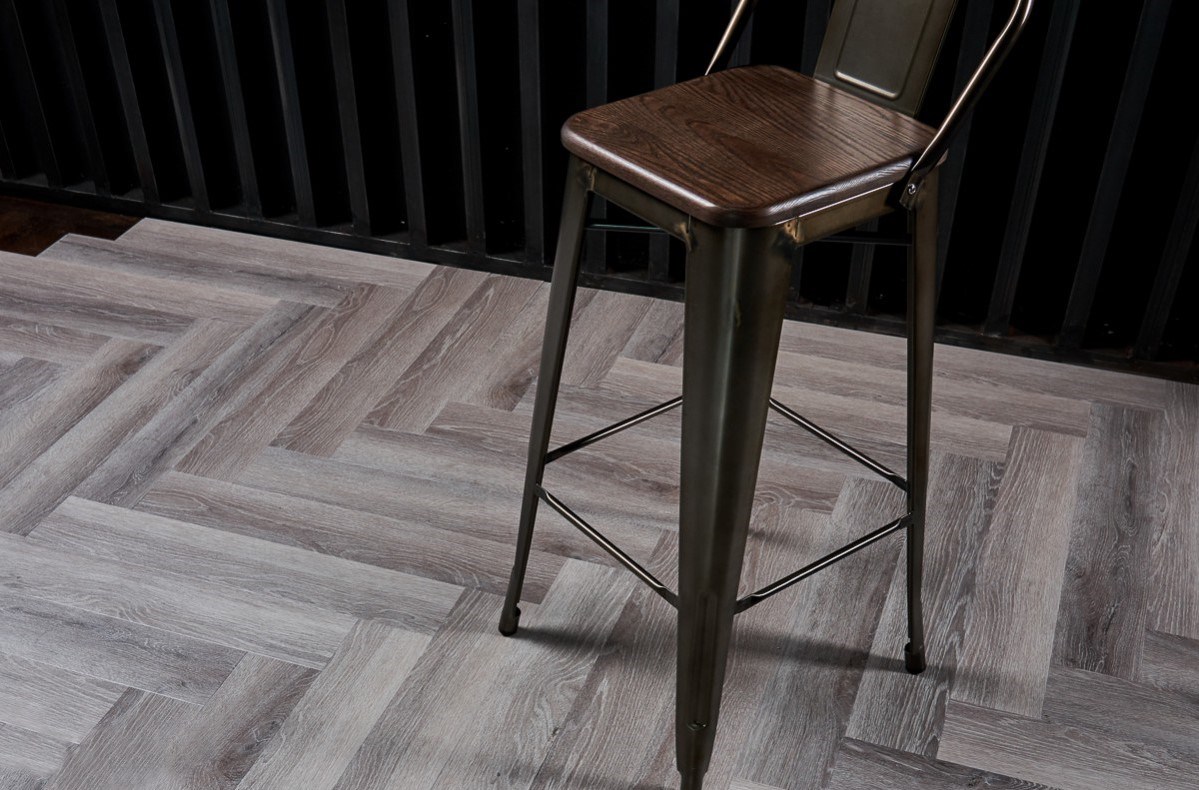 Кварцвиниловый SPC ламинат Vinilam Parquet Herringbone Паркет Микеланджело IS11144 венгерская елка 720×120×6,5 фото в интерьере