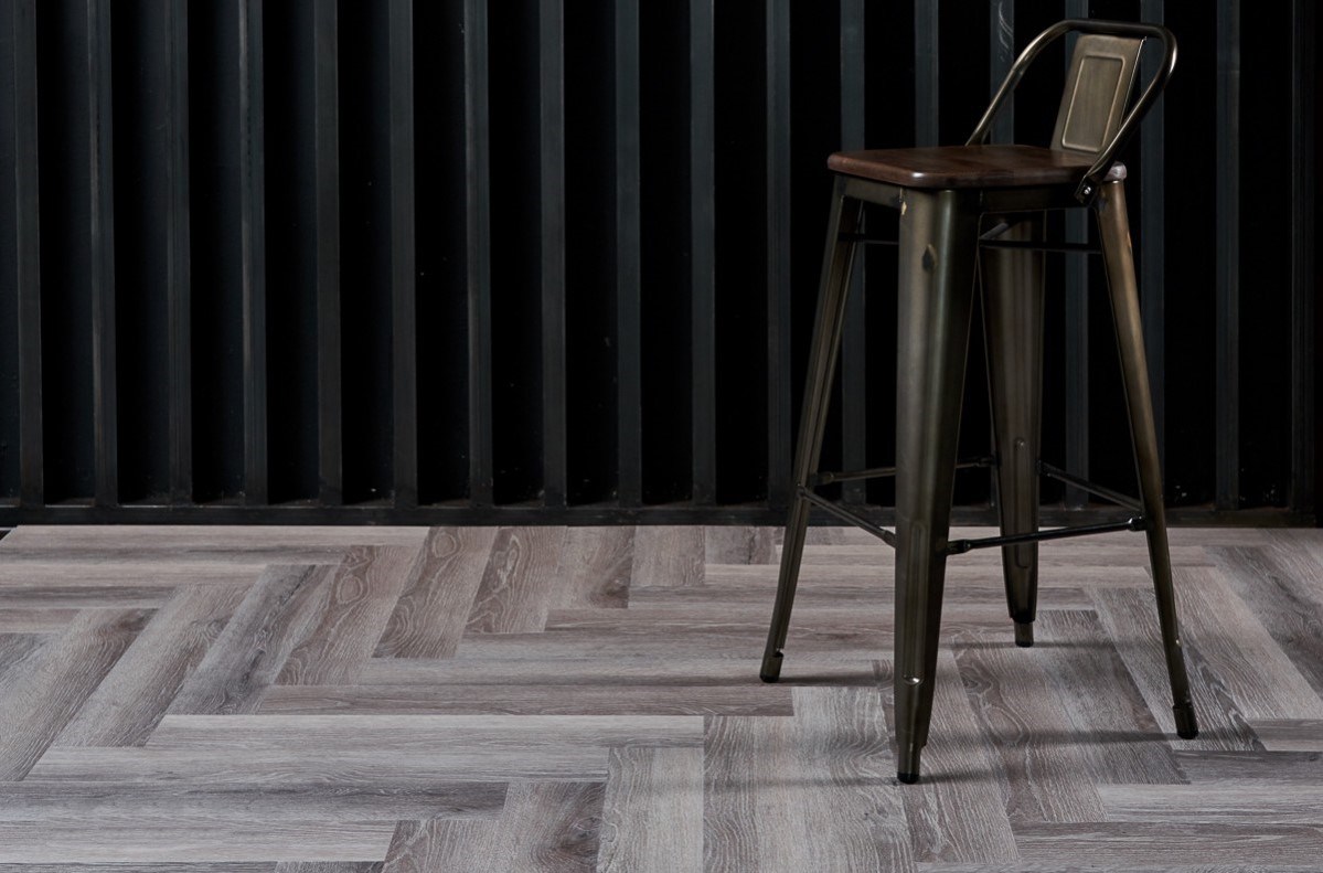 Кварцвиниловый SPC ламинат Vinilam Parquet Herringbone Паркет Микеланджело IS11144 венгерская елка 720×120×6,5 фото в интерьере