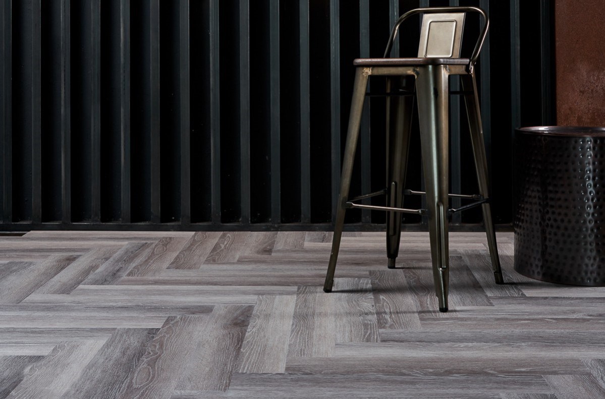 Кварцвиниловый SPC ламинат Vinilam Parquet Herringbone Паркет Микеланджело IS11144 венгерская елка 720×120×6,5 фото в интерьере