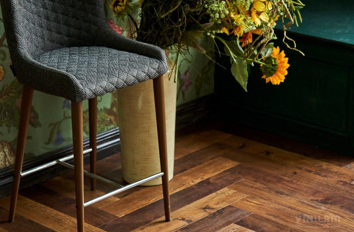 Кварцвиниловый SPC ламинат Vinilam Parquet Herringbone Паркет Парижский IS11155 венгерская елка 720×120×6,5 фото в интерьере