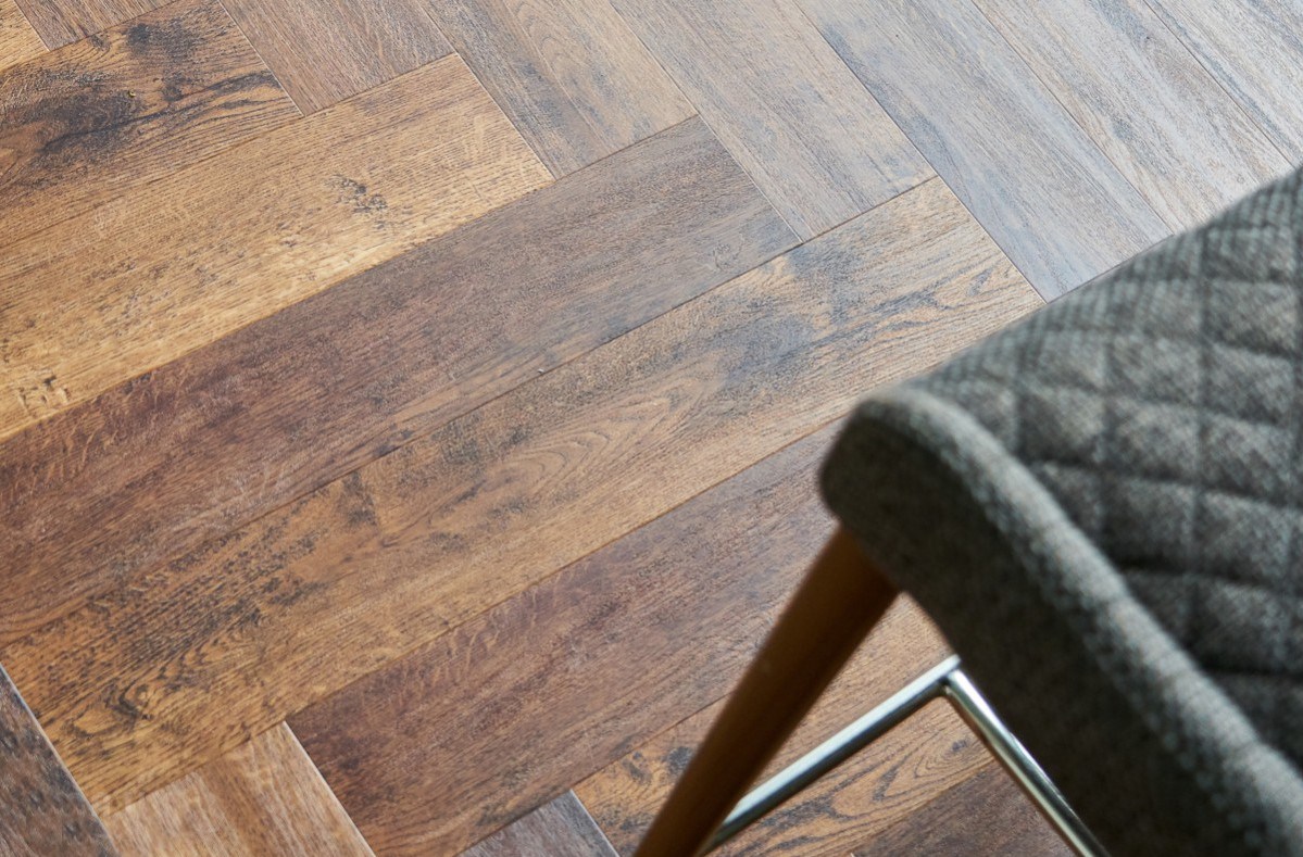 Кварцвиниловый SPC ламинат Vinilam Parquet Herringbone Паркет Парижский IS11155 венгерская елка 720×120×6,5 фото в интерьере
