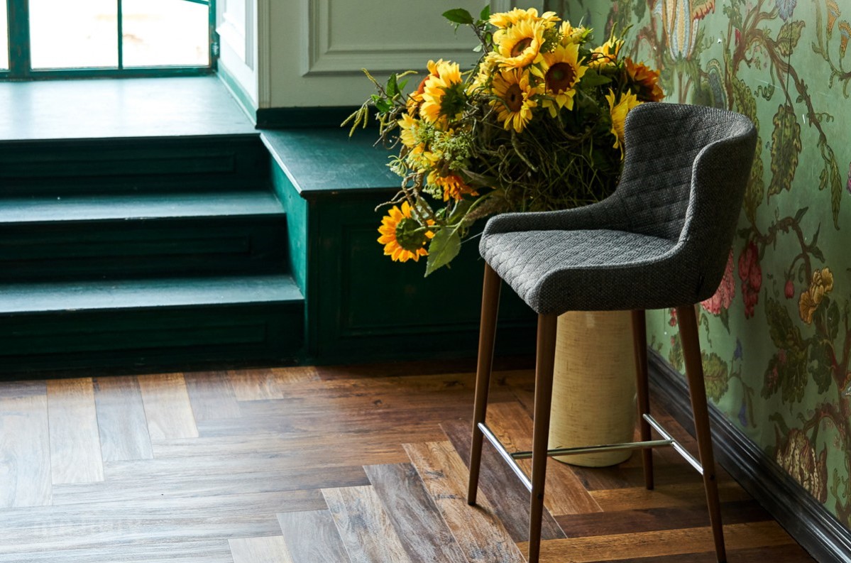 Кварцвиниловый SPC ламинат Vinilam Parquet Herringbone Паркет Парижский IS11155 венгерская елка 720×120×6,5 фото в интерьере