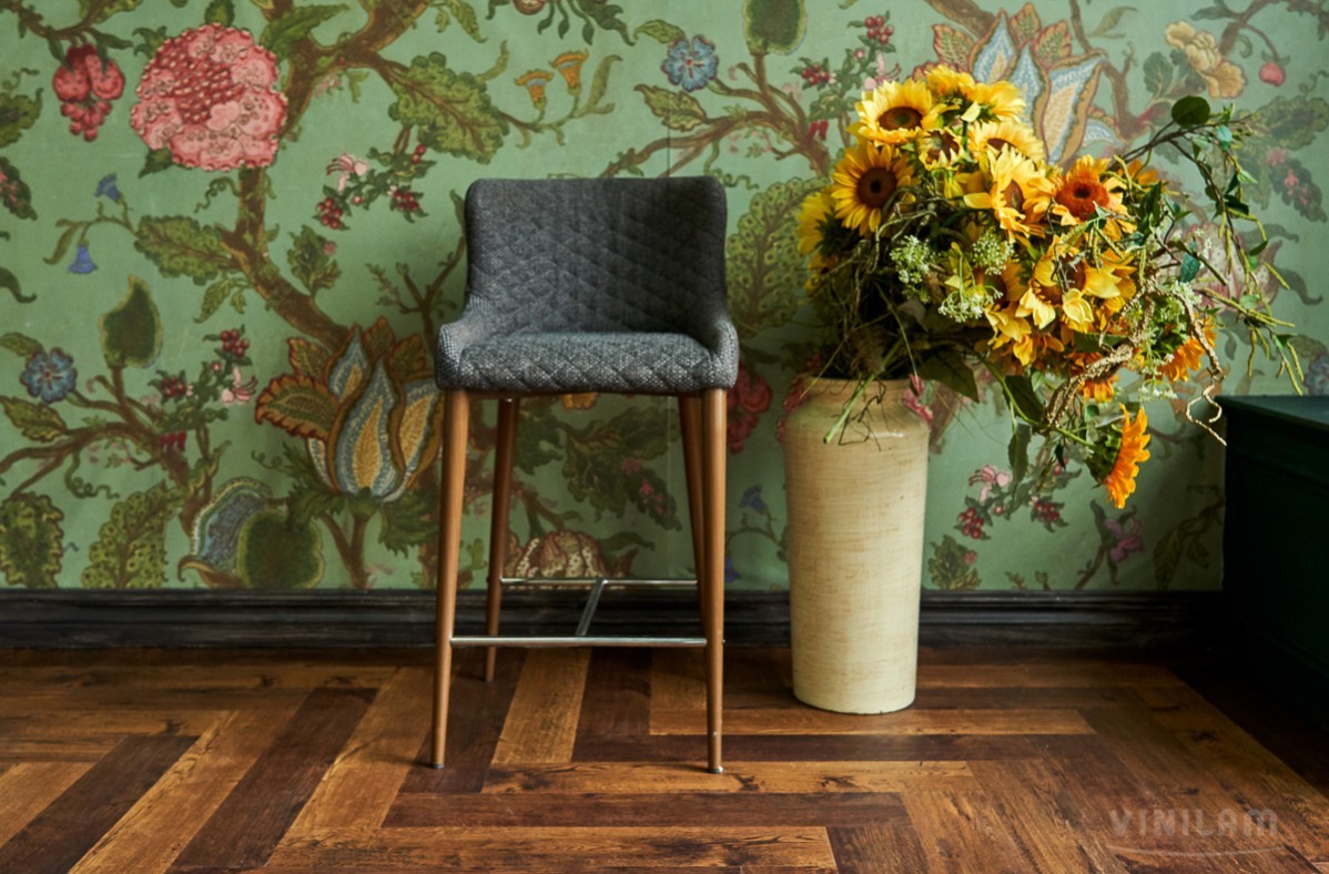 Кварцвиниловый SPC ламинат Vinilam Parquet Herringbone Паркет Парижский IS11155 венгерская елка 720×120×6,5 фото в интерьере