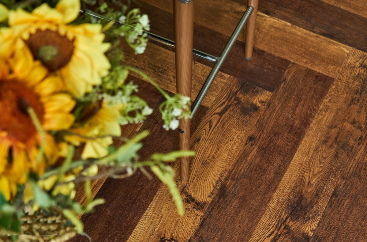 Кварцвиниловый SPC ламинат Vinilam Parquet Herringbone Паркет Парижский IS11155 венгерская елка 720×120×6,5 фото в интерьере