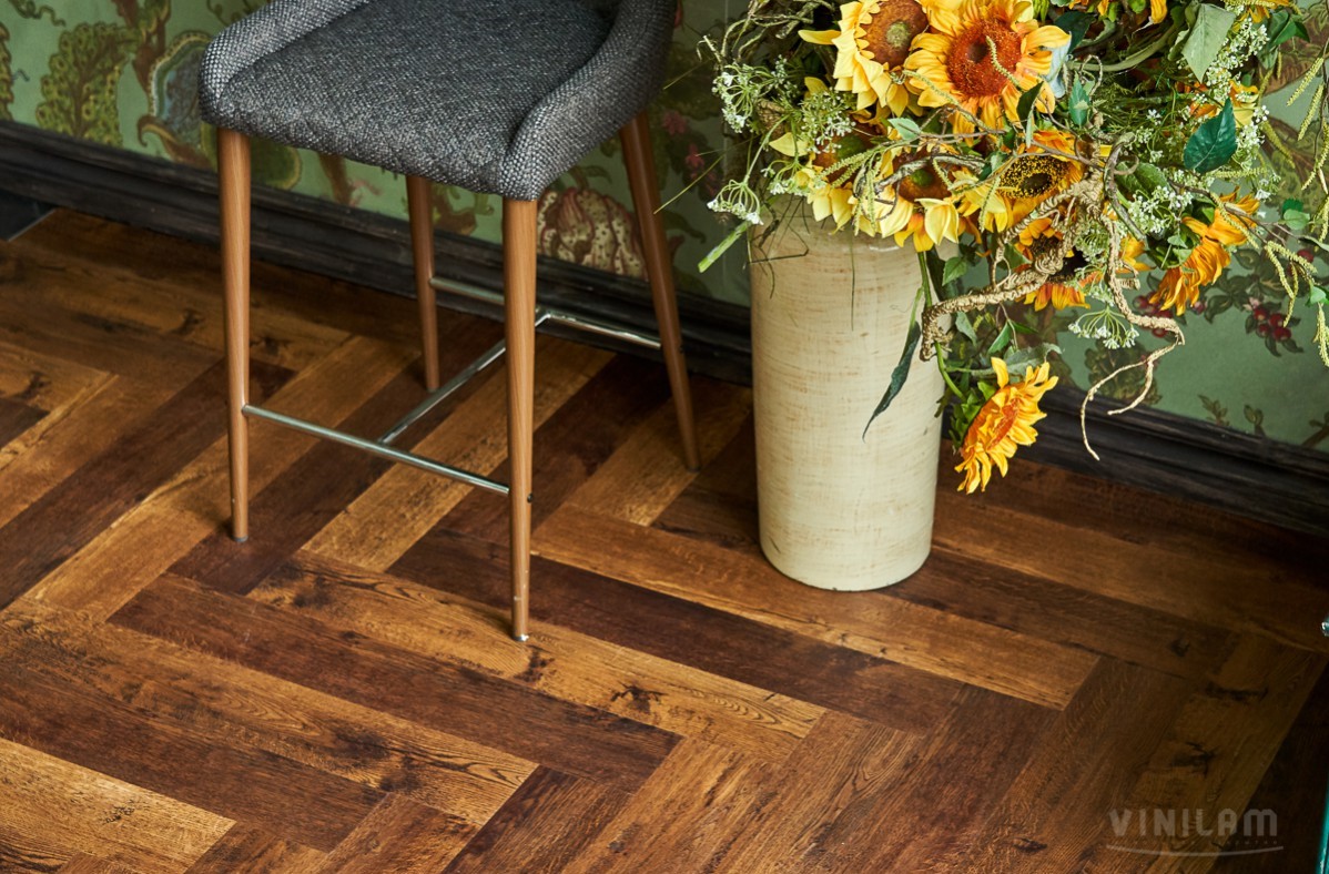 Кварцвиниловый SPC ламинат Vinilam Parquet Herringbone Паркет Парижский IS11155 венгерская елка 720×120×6,5 фото в интерьере