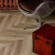 Кварцвиниловый SPC ламинат Vinilam Parquet Herringbone Паркет Классический IS11166 венгерская елка 720×120×6,5 фото в интерьере