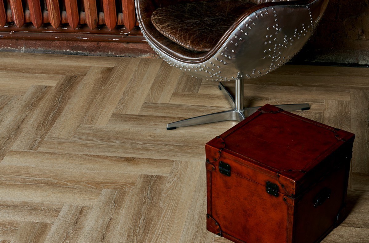 Кварцвиниловый SPC ламинат Vinilam Parquet Herringbone Паркет Классический IS11166 венгерская елка 720×120×6,5 фото в интерьере