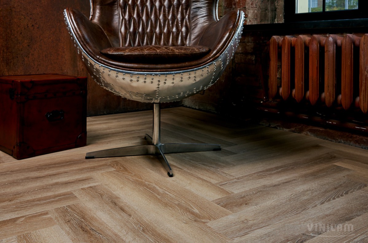 Кварцвиниловый SPC ламинат Vinilam Parquet Herringbone Паркет Классический IS11166 венгерская елка 720×120×6,5 фото в интерьере