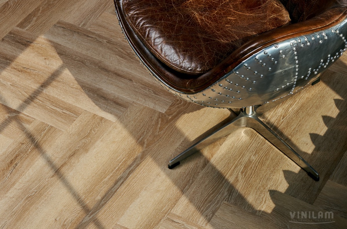 Кварцвиниловый SPC ламинат Vinilam Parquet Herringbone Паркет Классический IS11166 венгерская елка 720×120×6,5 фото в интерьере