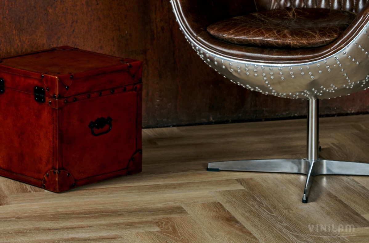 Кварцвиниловый SPC ламинат Vinilam Parquet Herringbone Паркет Классический IS11166 венгерская елка 720×120×6,5 фото в интерьере