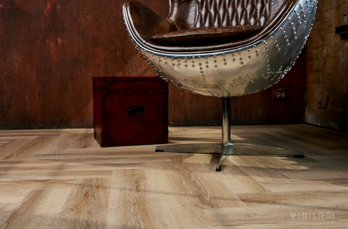 Кварцвиниловый SPC ламинат Vinilam Parquet Herringbone Паркет Классический IS11166 венгерская елка 720×120×6,5 фото в интерьере